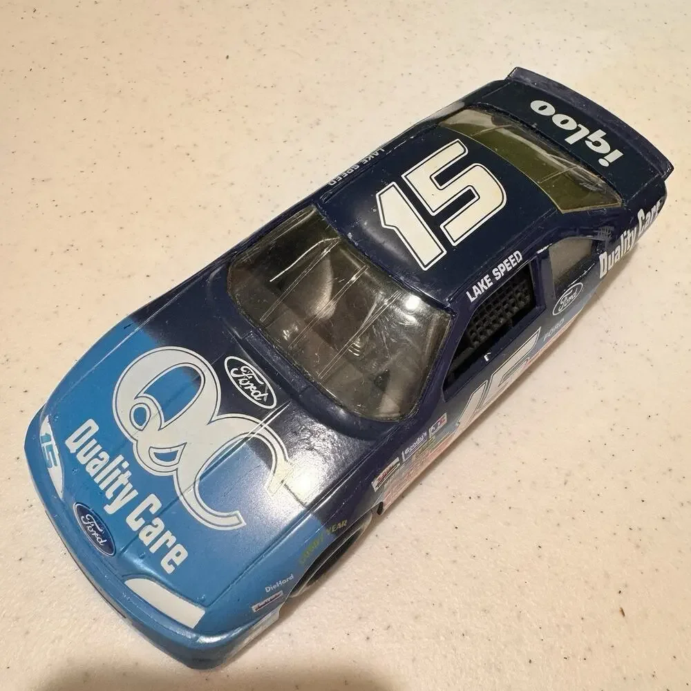Nascar #15 Quality Care/Igloo 1992 Ford‎ Thunderbird Die-Cast Car 1:24 Scale Vtg